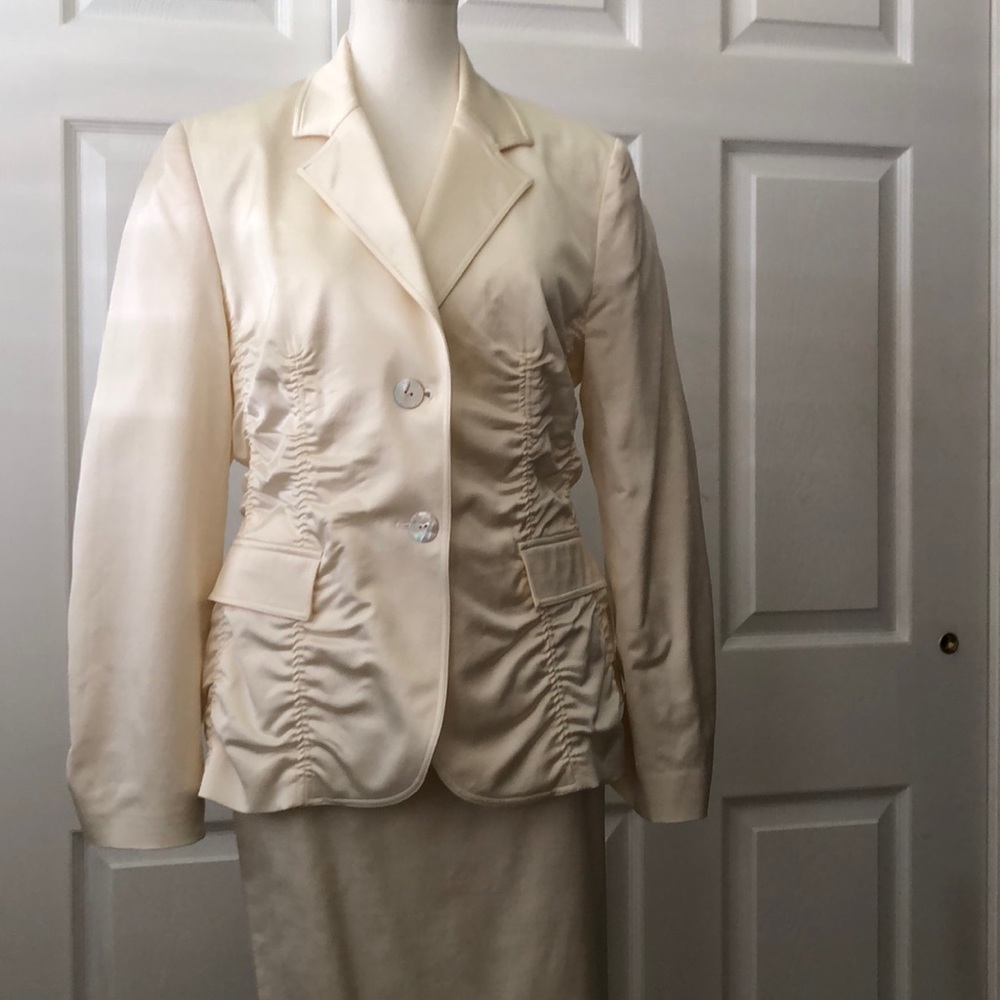 Carlisle Beautiful Cream Suit size 12 .New no tags.